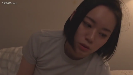 全景 · 微笑 · 补光灯 · 模特摆拍 · 白色内衣套装 · 卧室内摄影场 · 跪在床上 · 幕后
