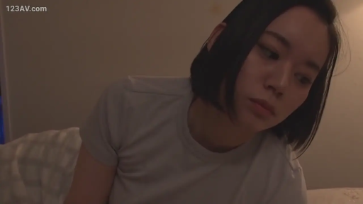 胸部 · 全裸 · 仰卧 · 床上 · 抚摸 · 迷醉 · 抹油
