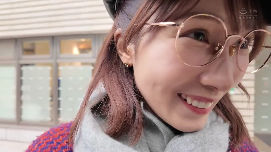 脸部特写 · 户外街道 · 针织衫配围巾