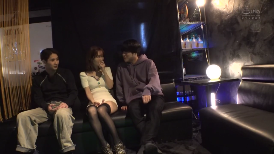 坐姿 · 交谈 · 白色短裙 · 酒瓶 · 自然 · 多人 · 夜店包间