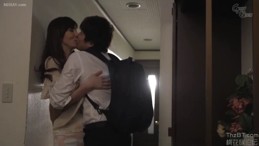 白衬衫 · 抱擁 · 目を閉じて · 走廊 · 接吻 · 背包
