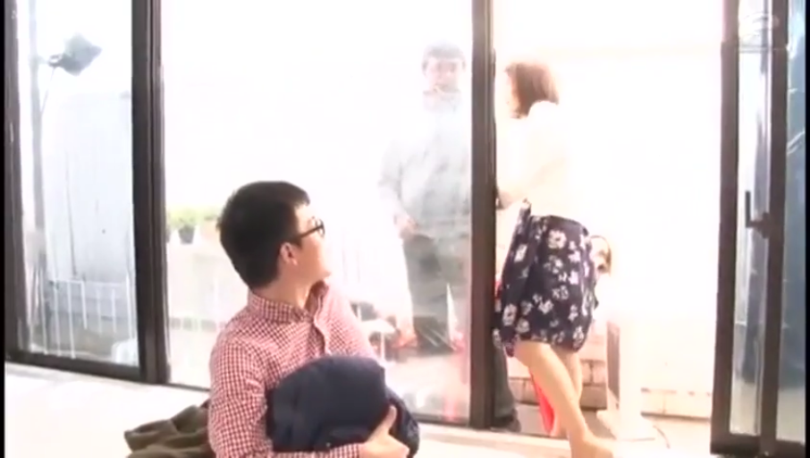 Indoor · Sitting Posture · Glasses · Medium shot · 自然 · Eye contact · 亚洲人 · Casual wear