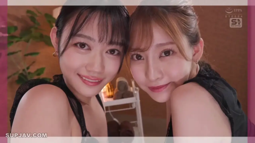 室内 · 顔部のクローズアップ · 微笑 · 二人 · 注视镜头 · 置物架 · 黑色无袖上衣 · 贴面