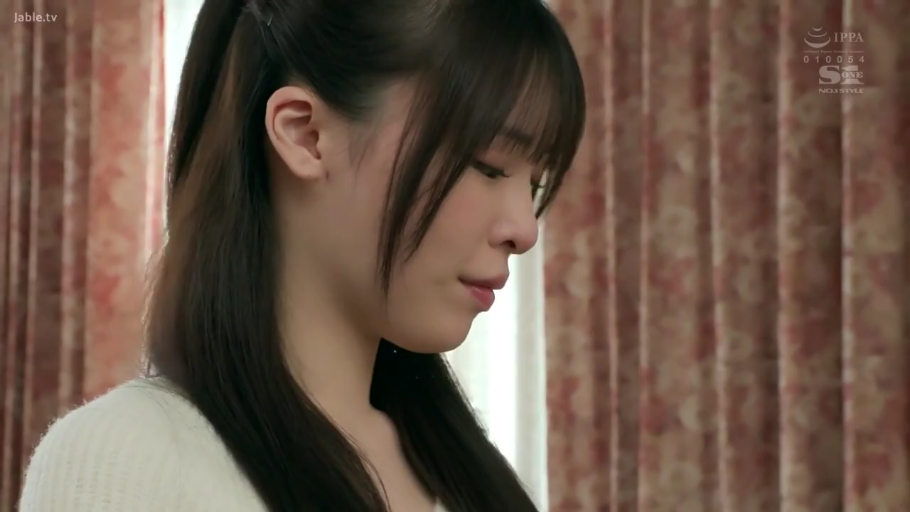 室内 · 憂鬱 · 站姿 · 白色毛衣 · 侧脸特写 · 頭を垂れて熟考する · 单人女