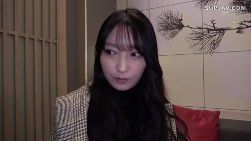 室内 · 坐姿 · 平静 · 半身 · 长发 · 侧望 · 格纹外套 · 红色靠垫