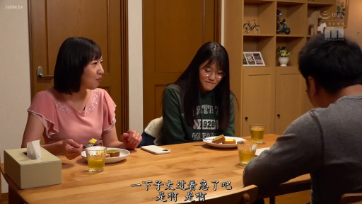 坐姿 · 用餐 · 微笑 · 蛋糕 · 餐厅 · 绿色连帽衫 · 家庭氛围 · 三人合影