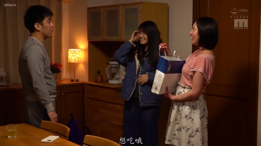 交谈 · 全身 · 站立 · 微笑 · 客厅 · 休闲服 · 三人 · 手提袋