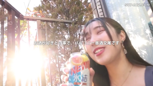 面部 · 户外 · 笑容 · 侧卧 · 阳台 · 易拉罐 · 喝酒 · 紫色背心