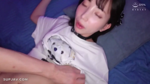 顔部のクローズアップ · 寝室 · 迷離 · 枕头 · 仰臥 · 抚摸 · 白いTシャツ