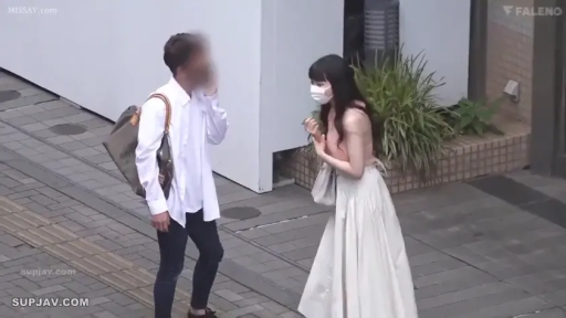 全身 · 自然 · 街道 · 口罩 · 包 · 站立对视 · 户外场景 · 搭讪交谈