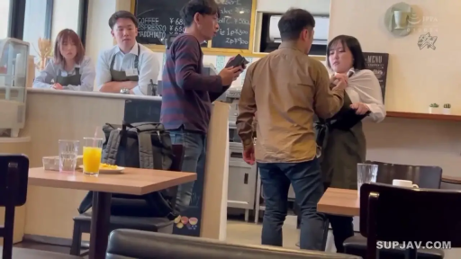 全身 · 站立 · 惊慌 · 骚扰 · 围裙 · 咖啡厅