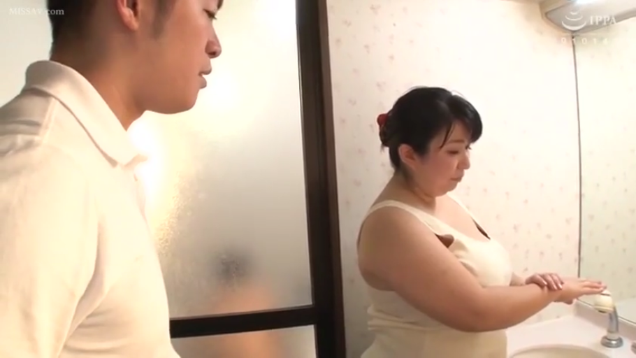 专注 · 浴室 · 站立 · 熟女 · 吊带衫 · 水龙头 · 洗手