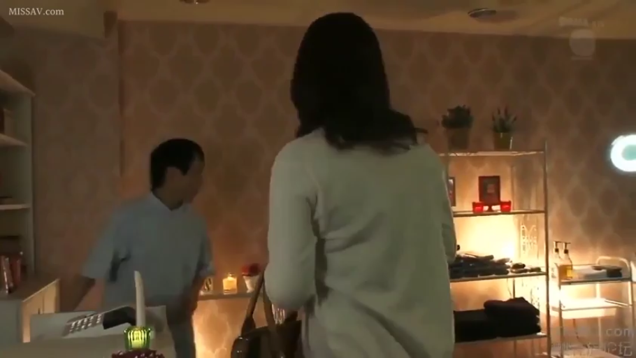 站立 · 中景 · 浅色制服 · 按摩店接待处