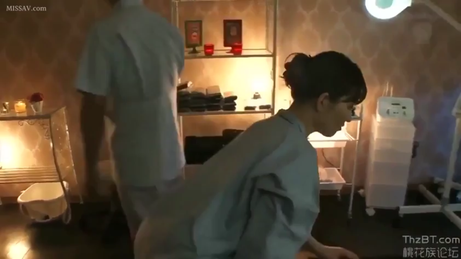 技师服 · 按摩室 · 中景 · 弯腰 · 准备中