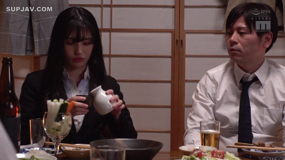 坐姿 · 嚴肅 · 中景 · 劇情 · 居酒屋 · 正裝 · 酒具 · 倒酒