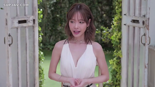 微笑 · 半身特写 · 注视 · 首饰 · 户外花园 · 亚洲女性 · 正面站立 · 白色低胸裙