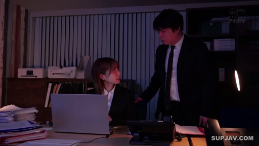 室内 · 女性 · 面部特写 · 观察 · 窗帘 · 正面 · 忧虑 · 深色制服