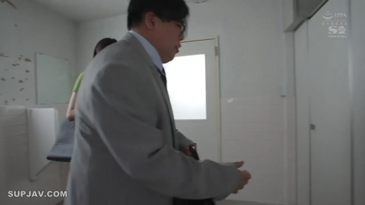 严肃 · 站姿 · 全景 · 职业装 · 剧情 · 洗手间 · 训斥 · 小便池