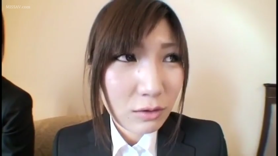 室内 · 站立 · 微笑 · 书籍 · 注视 · 上半身 · 熟女 · 紫色针织衫