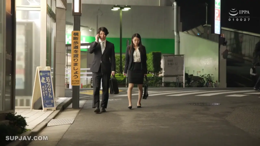 平静 · 街道 · 行走 · スーツ · 打电话 · 夜晚 · 公文包