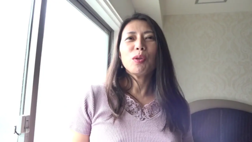 自然 · 面部特写 · 独白 · 熟女 · 正面 · 粉色针织衫 · 室内窗前