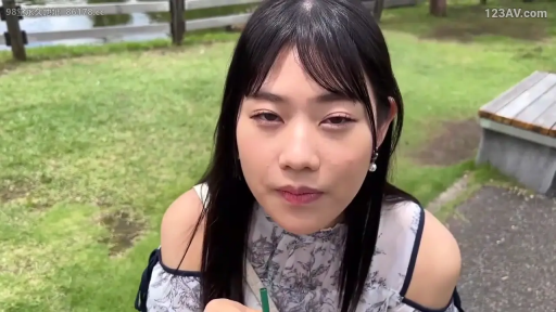 平静 · 面部特写 · 注视镜头 · 长发 · 户外公园 · 碎花露肩装 · 俯视微倾 · 绿吸管