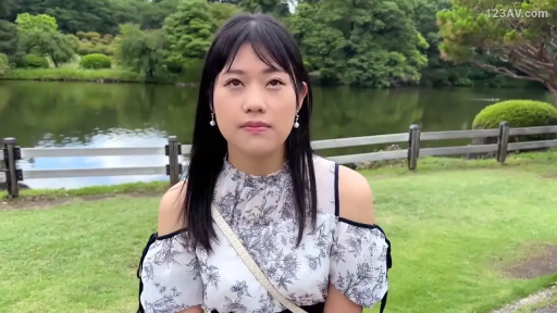 站立 · 中景 · カメラに向かって · 屋外 · 平凡 · 公園 · ショルダーバッグ · 小花柄オフショルダートップ