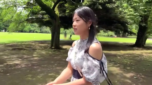 看文稿 · 访谈类综艺 · 亲切 · 手放桌上 · 点心碟 · 榻榻米房 · 红色V领毛衣 · 三人坐姿合照