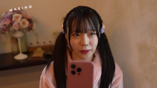 室内 · 座り姿勢 · 平静 · 顔のクローズアップ · スマホを見る · 携帯電話 · 双马尾 · 浴袍