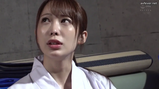 室内 · 面部特写 · 榻榻米 · 注视 · 仰头 · 惊讶 · 少女 · 白色和服