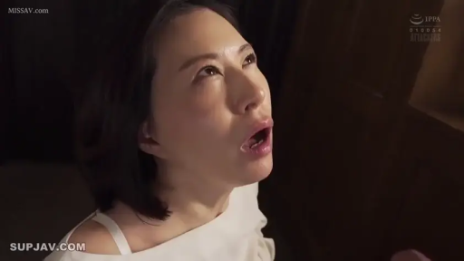 室内 · 脸部特写 · 仰视 · 熟女 · 白色露肩上衣 · 张嘴等待 · 迷离翻白眼