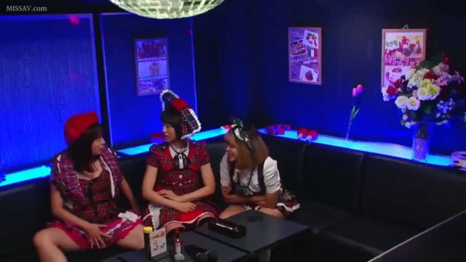 全身 · 自慰 · 开腿坐姿 · KTV包厢 · 红格纹制服