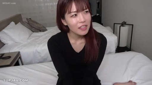 坐姿 · 交谈 · 卧室 · 微笑 · 半身 · 居家 · 双人床 · 黑色上衣