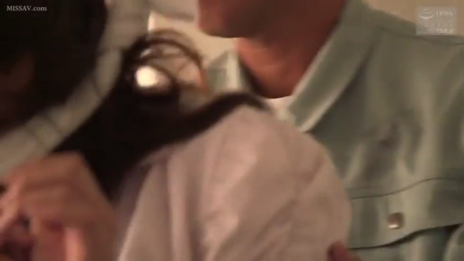 室内 · 拥抱 · 模糊 · 亲昵 · 日常服饰 · 肩膀