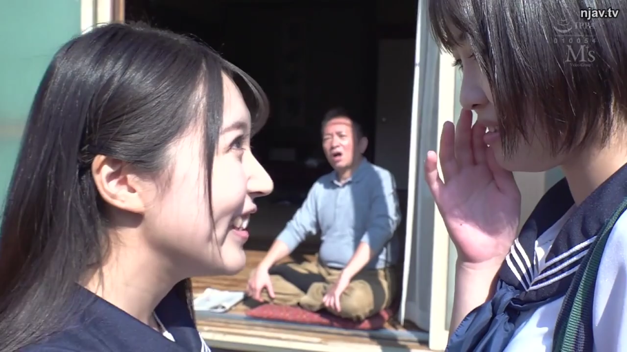 站立 · 中景 · 微笑 · 多人 · 街道 · 携帯電話 · JK制服 · 闲逛