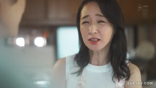 会話 · 顔 · 站立 · 白い上着 · キッチン · 熟女 · 忧虑