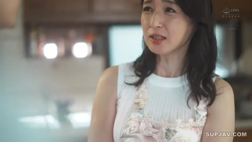 面部 · 委屈 · 站立 · 対話 · キッチン · エプロン · 人妻