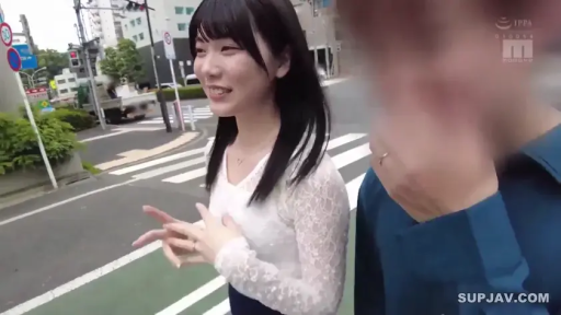 Conversation · Stand · Medium shot · Smile · Street · 白色蕾丝长袖