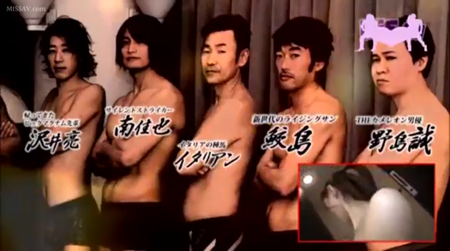 室内 · 严肃 · 站立 · 展示 · 半身 · 内裤 · 文字 · 男优