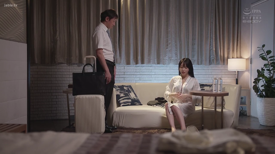 室内 · 坐姿 · 中景 · 平静 · 水瓶 · 客厅沙发 · 整理头发 · 白色丝绸睡袍