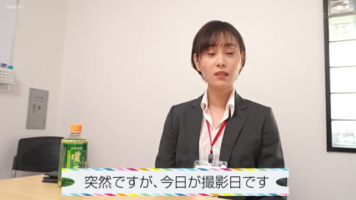 坐姿 · 严肃 · 办公室 · 半身 · 访谈 · 灰色西装 · 正常 · 绿茶