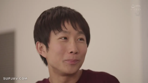 室内 · 坐姿 · 面部 · 自然 · 剧情 · 休闲服 · 喂食 · 叉子