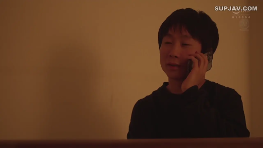 室内 · 坐姿 · 沉稳 · 头部特写 · 暗光 · 通话 · 智能手机 · 黑色长袖