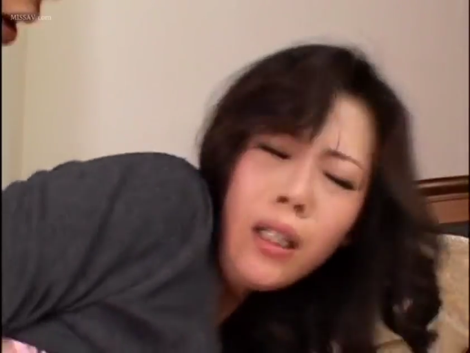 性交 · 脸部特写 · 卧室 · 销魂 · 俯卧 · 成人内容 · 深色上衣