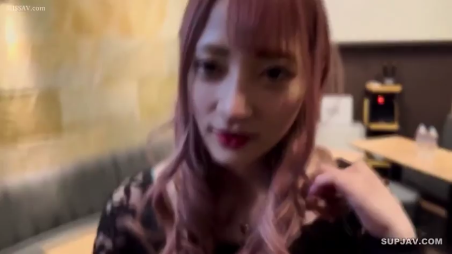 室内 · 座り姿勢 · 顔 · 平静 · 凝視 · 访谈 · 黒いレースのトップス