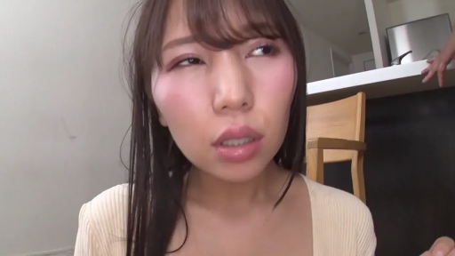 室内 · 迷离 · 面部特写 · 仰视 · 长发 · 浅色低胸针织衫