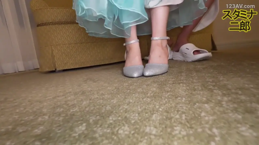 坐姿 · 客厅 · 半身 · 茶几 · 居家 · 职业装 · 交流 · 局促