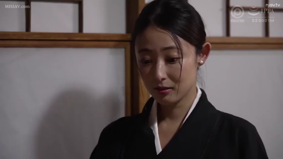 脸部 · 低头 · 站姿 · 耳环 · 熟女 · 和服 · 温和 · 日式背景