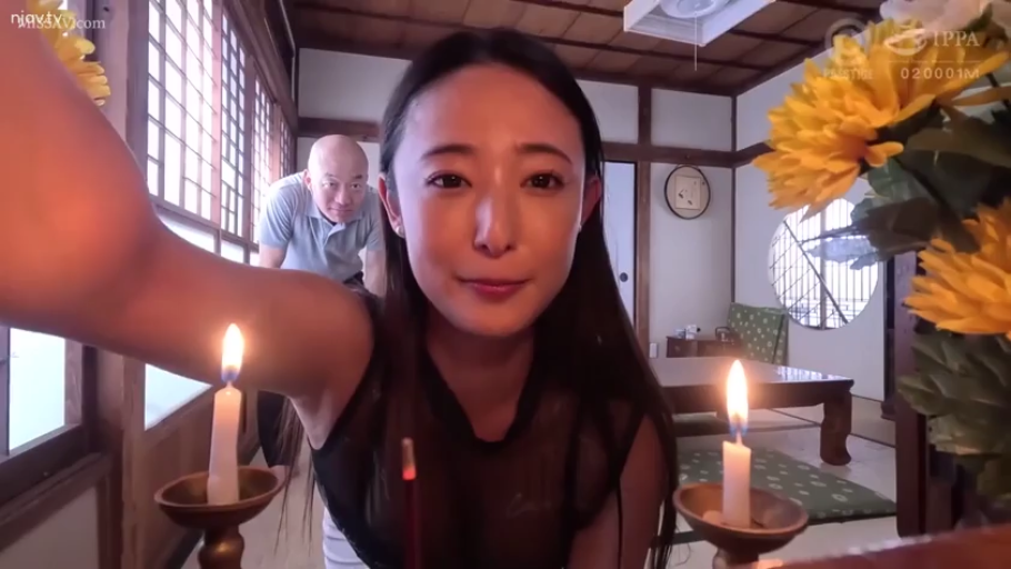 俯身 · 臉部特寫 · 和室 · 微笑 · 劇情 · 蜡烛 · 自拍录制 · 黑色无袖透视装