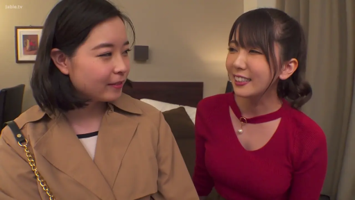 室内 · 站立 · 交流 · 近景 · 笑容 · 红衣